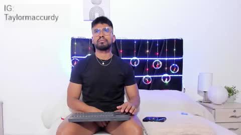 taylormaccurdy_ online show from December 22, 2:35 pm