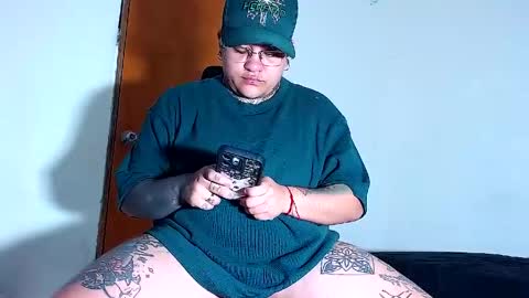 Charlee He online show from April 5, 7:44 pm