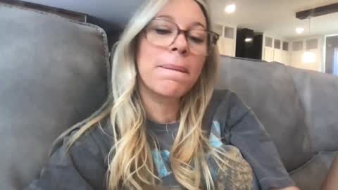 Snapshot of texas_blonde chatting on September 9, 5:46 pm Daphne Summers online show from September 9, 5:46 pm