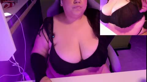TheBouncingBetty online show from June 11, 8:40 pm