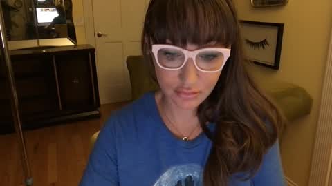 Snapshot of themrsnelson chatting on October 19, 9:36 am Cach Nelson online show from October 19, 9:36 am