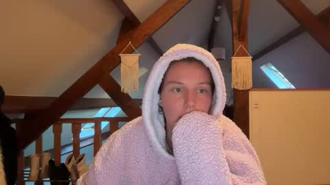 theofficialqueen online show from April 12, 6:12 pm