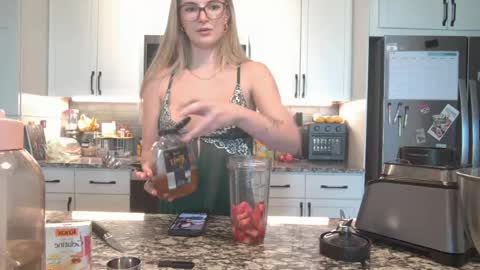 therosiecheeks online show from April 14, 6:11 pm