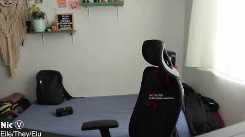 Nicole online show from December 4, 2:27 pm