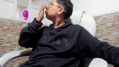 thiago_trans online show from February 23, 2:19 pm