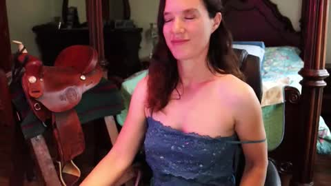 ThornburyRose online show from November 20, 7:00 pm