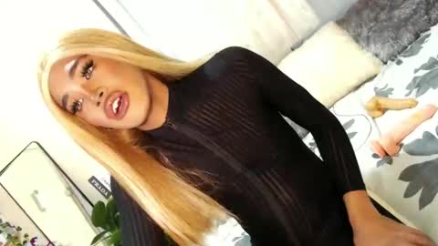 Snapshot of tiara_perezx chatting on February 6, 5:46 am Sam online show from February 6, 5:46 am