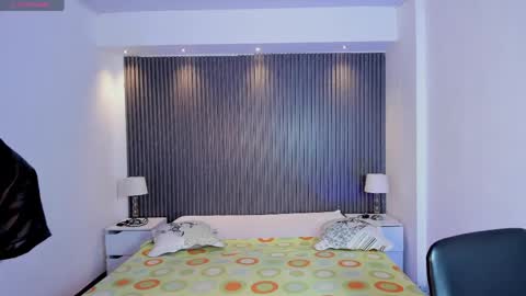 tiffanyhoustton online show from April 4, 12:01 pm