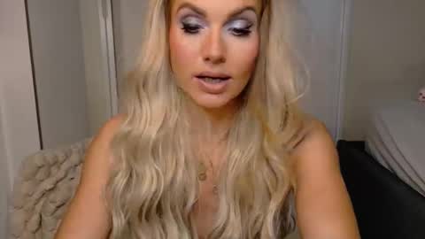 tinkerbell822 online show from March 26, 9:47 am