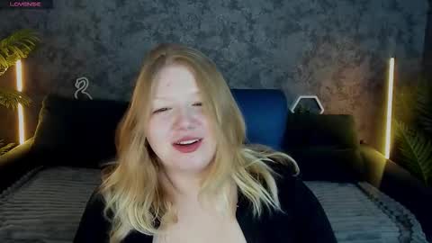 TinkerrBelll online show from November 17, 8:33 pm