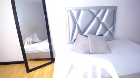 tiny_whore18 online show from November 25, 8:13 am