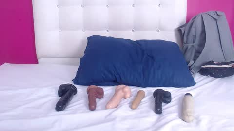 tiny_whore18 online show from February 5, 10:46 pm