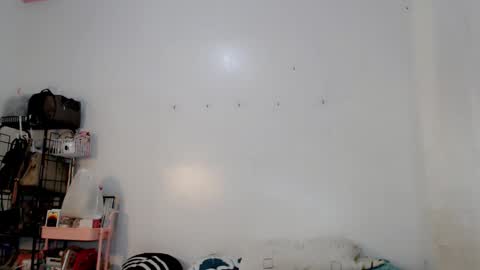 Make me Happy online show from December 13, 6:05 pm