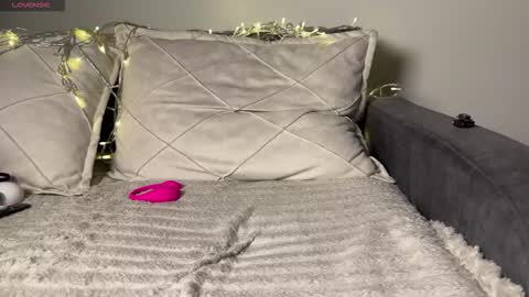 TinyHoles online show from February 28, 5:06 pm