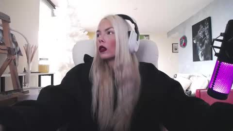 stage Kylie Sinner  brand CLITBAIT online show from December 4, 12:49 pm