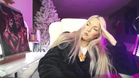 stage Kylie Sinner  brand CLITBAIT online show from December 17, 9:32 pm