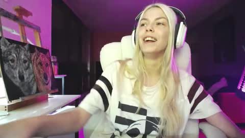 stage Kylie Sinner  brand CLITBAIT online show from October 15, 7:21 am