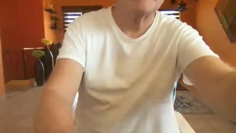 Hola online show from April 1, 6:05 pm