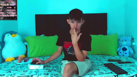 Snapshot of tonny_twink_ chatting on February 9, 8:10 am Tonny online show from February 9, 8:10 am