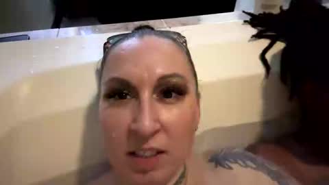 toochillcouple420 online show from October 4, 6:33 am