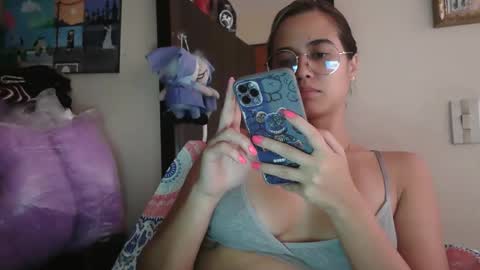 triana_bell online show from April 14, 8:01 pm