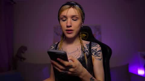 Snapshot of twiinkie_pie chatting on September 26, 4:26 pm Maria 3 online show from September 26, 4:26 pm