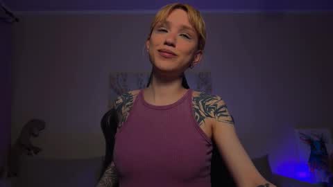 Snapshot of twiinkie_pie chatting on October 8, 5:52 pm Maria 3 online show from October 8, 5:52 pm