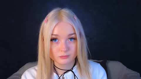 Snapshot of twinklefluff chatting on March 11, 7:35 am twinklefluff online show from March 11, 7:35 am