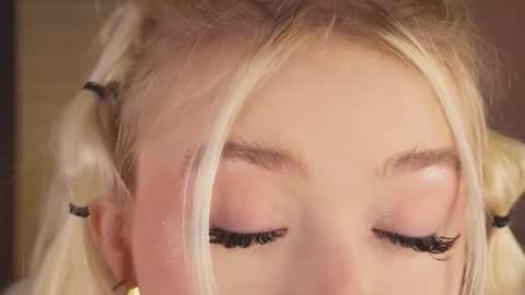 Snapshot of twinklefluff chatting on October 18, 4:22 pm twinklefluff online show from October 18, 4:22 pm