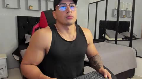 tyler_hank1 online show from January 12, 10:17 pm