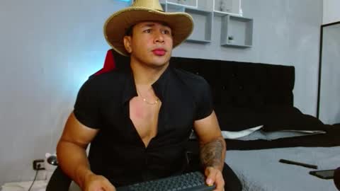 tyler_hank1 online show from December 3, 2:23 am