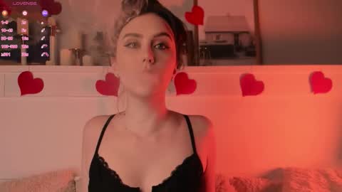 Una  online show from February 6, 11:13 am