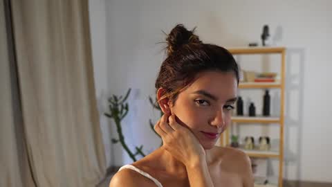 Linda Restrepo online show from December 20, 10:32 pm