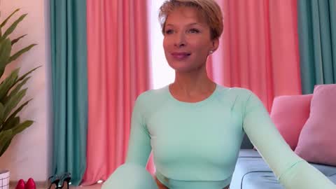 Snapshot of urgoddessjenny chatting on October 18, 12:09 pm Jenny online show from October 18, 12:09 pm