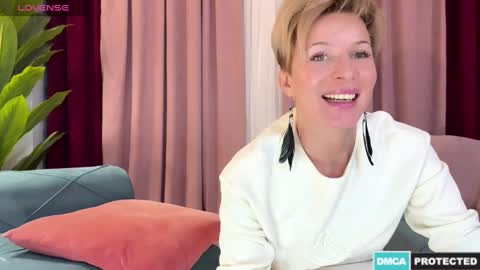 Snapshot of urgoddessjenny chatting on December 14, 7:25 pm Jenny online show from December 14, 7:25 pm