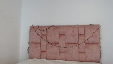 Valen independent model online show from April 2, 1:02 am