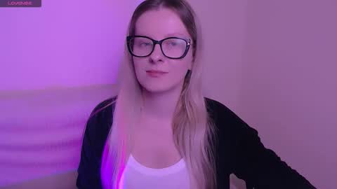 Mia online show from November 6, 8:06 am