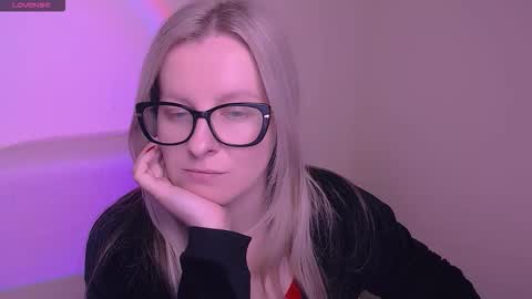 Mia online show from November 14, 8:49 am