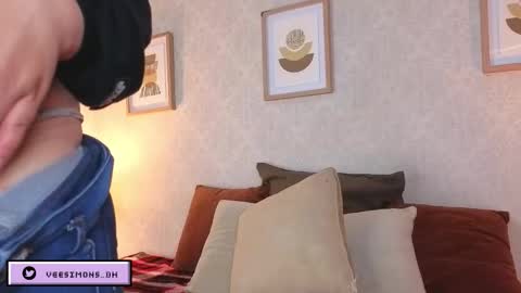 Vee Simons online show from March 26, 9:09 pm