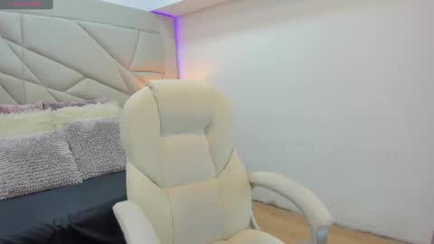 venusxneo online show from October 9, 10:15 pm