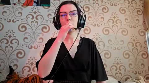 versieskains online show from March 25, 9:38 am