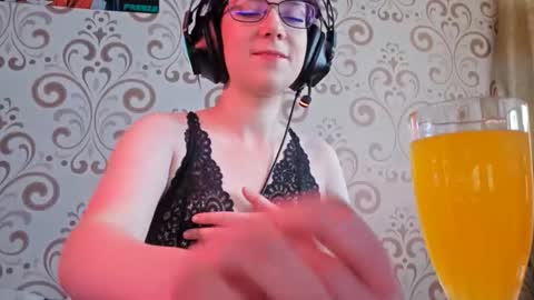 versieskains online show from March 24, 9:37 am