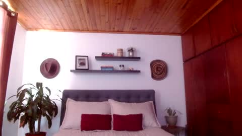 VICTORIA MARTELO online show from April 8, 3:48 pm