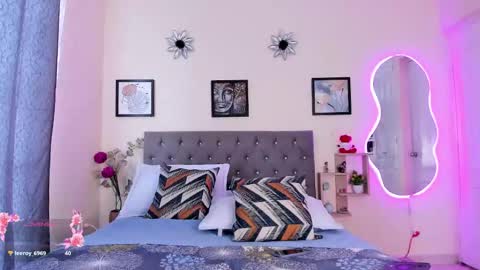 Violet online show from November 28, 7:43 pm