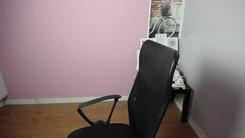 Snapshot of viktoria_lovely chatting on December 14, 12:33 pm viktoria_lovely online show from December 14, 12:33 pm