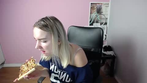 Snapshot of viktoria_lovely chatting on September 9, 6:35 am viktoria_lovely online show from September 9, 6:35 am