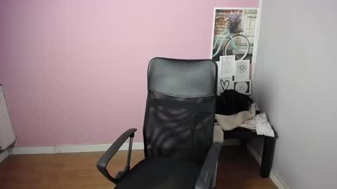 Snapshot of viktoria_lovely chatting on January 24, 9:28 am viktoria_lovely online show from January 24, 9:28 am