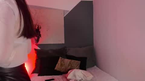 Snapshot of vincentandmia chatting on October 31, 11:05 pm Mia and Vincent online show from October 31, 11:05 pm