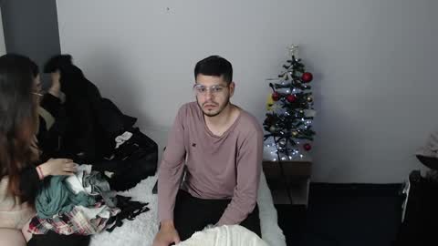 Snapshot of vincentandmia chatting on December 28, 9:30 pm Mia and Vincent online show from December 28, 9:30 pm