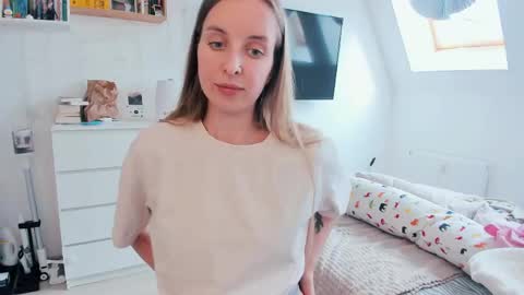 Violet online show from May 7, 1:51 pm